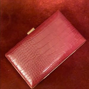 Clutch could be cross-shoulder bag